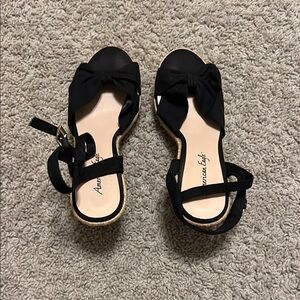 American Eagle Black Bow Sandals